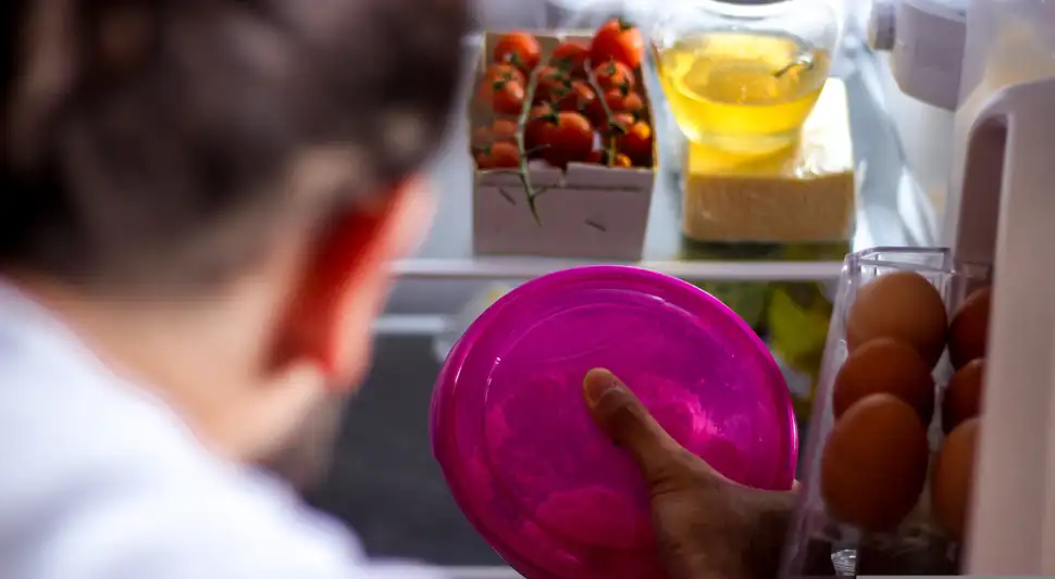 El peligro de guardar las sobras de comida en el refrigerador.