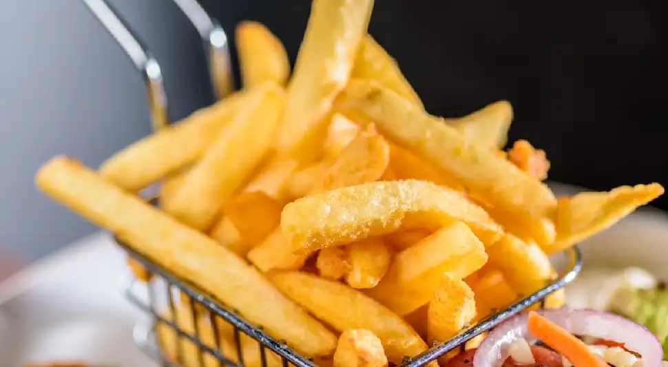¿Te cuesta lograr las papas fritas perfectas? El chef Dani García comparte sus secretos. Fuente: Shutterstock.