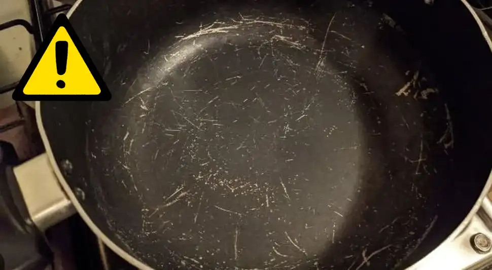 El peligro de cocinar en una sartén antiadherente rayada.