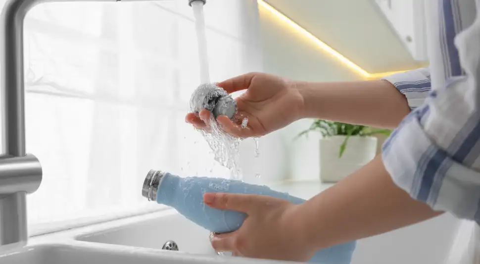 Manera correcta de lavar las botellas y los termos Manera correcta de lavar las botellas y los termos