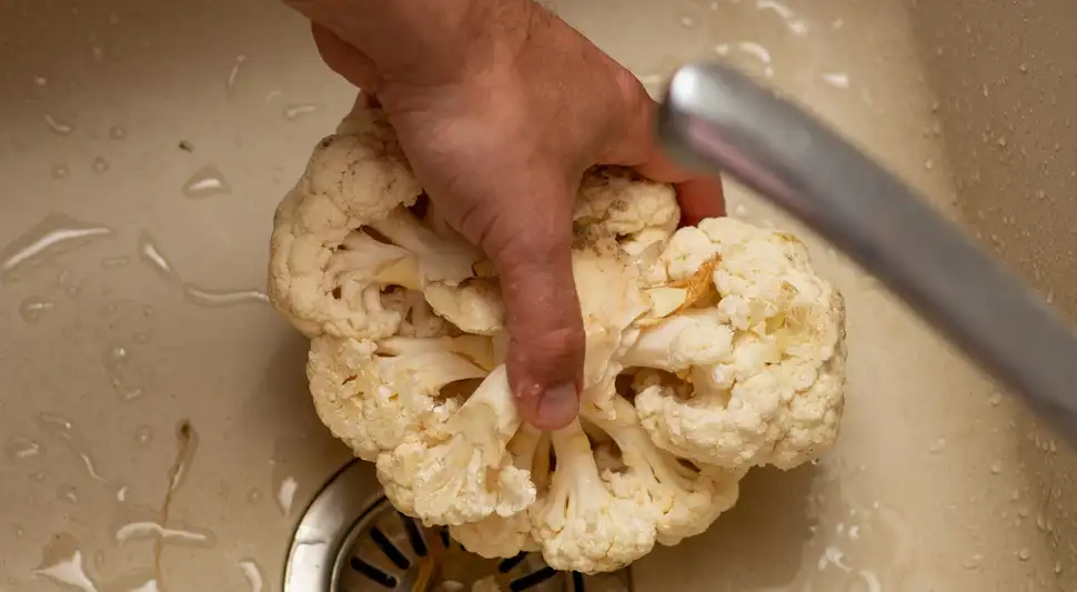 El truco infalible para limpiar el coliflor y eliminar los bichos. El truco infalible para limpiar el coliflor y eliminar los bichos.