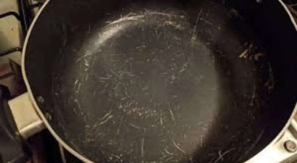 ¿Teflón rayado? Descubre cómo limpiar tus sartenes sin dañarlas