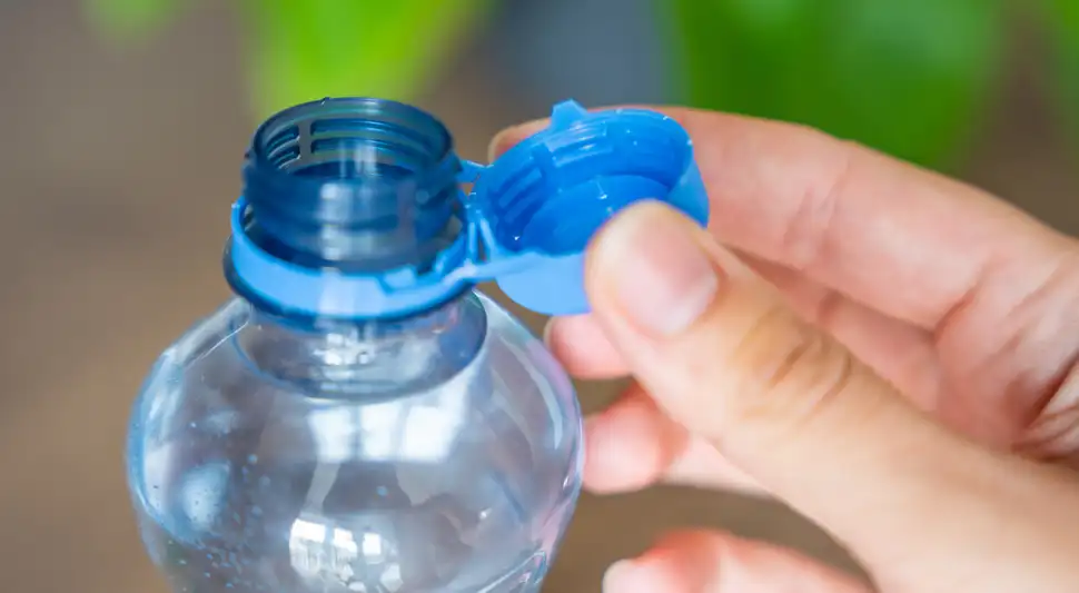Consumir agua embotellada podría hacer que una persona ingiera hasta 90.000 partículas de microplásticos.