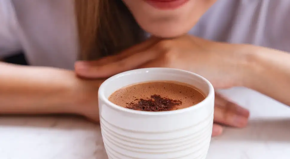 Los beneficios de tomar chocolate caliente esta Navidad.