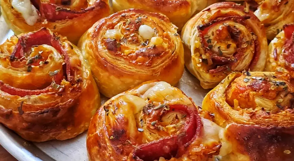 Date un gusto de pizza con estos rollos preparados en casa. Fuente: Shutterstock.