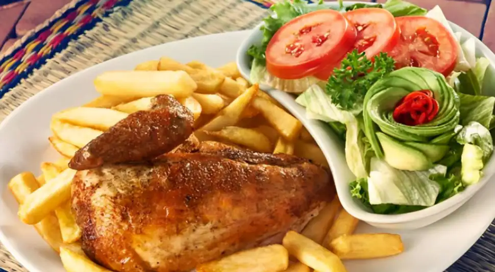 1/4 de pollo a la brasa más papas a S/4.90.