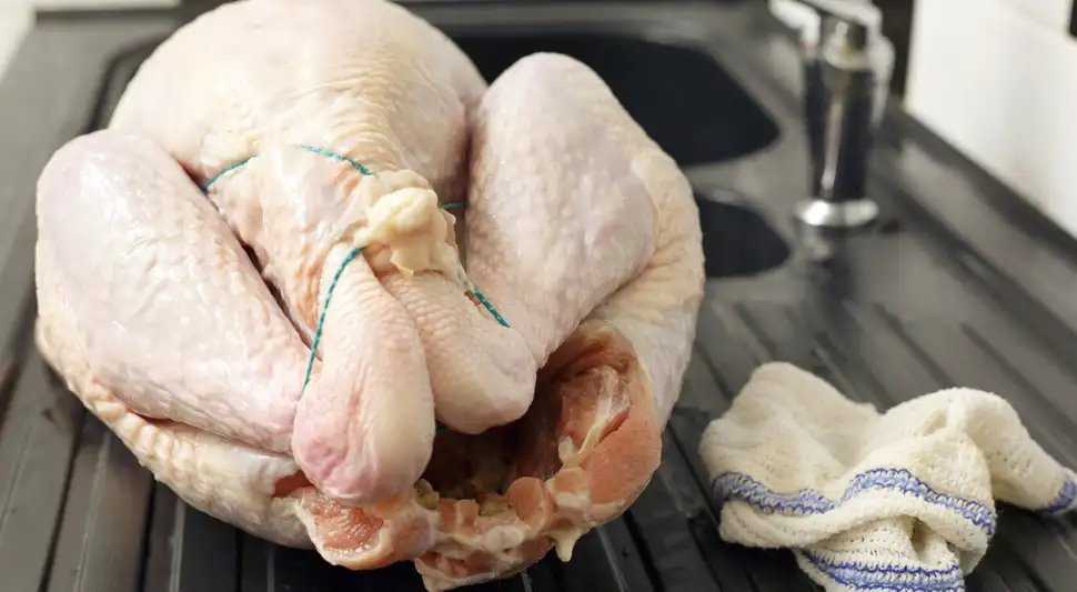 Descongelar mal el pavo puede poner en riesgo la salud. Descongelar mal el pavo puede poner en riesgo la salud.