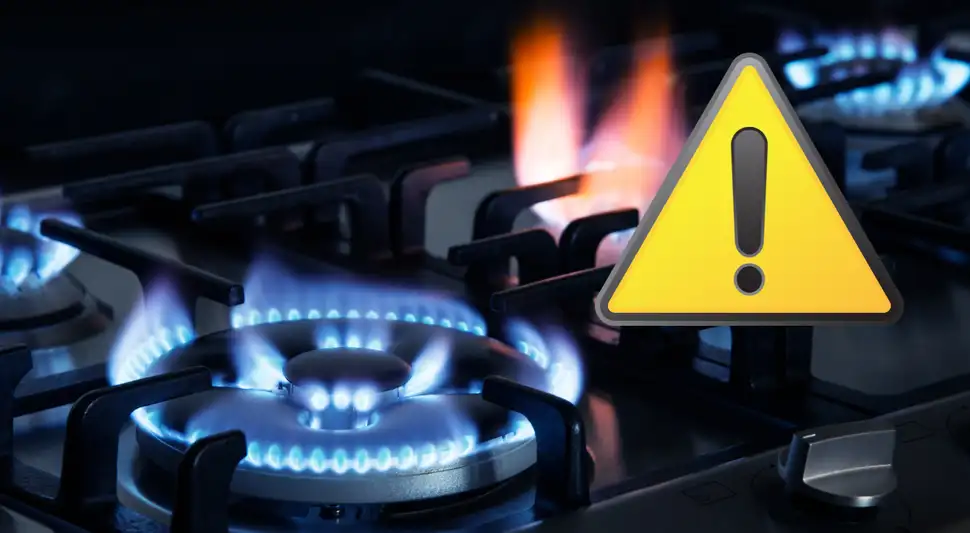 Cocina a gas en funcionamiento: principal fuente de dióxido de nitrógeno en el hogar, según Stanford.