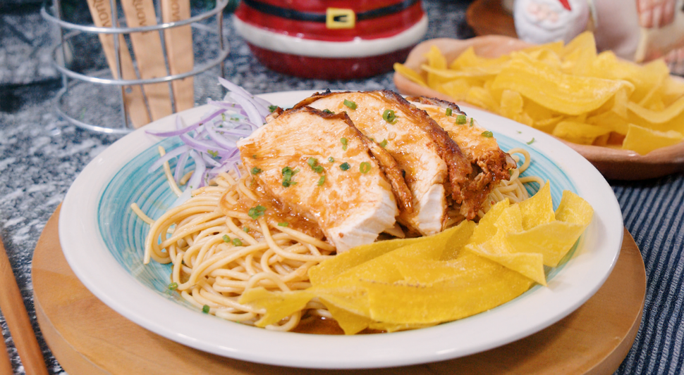 Tallarines con pavo y chifles