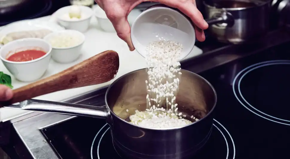 Para realzar el sabor del arroz, un chef propone dos hierbas aromáticas.