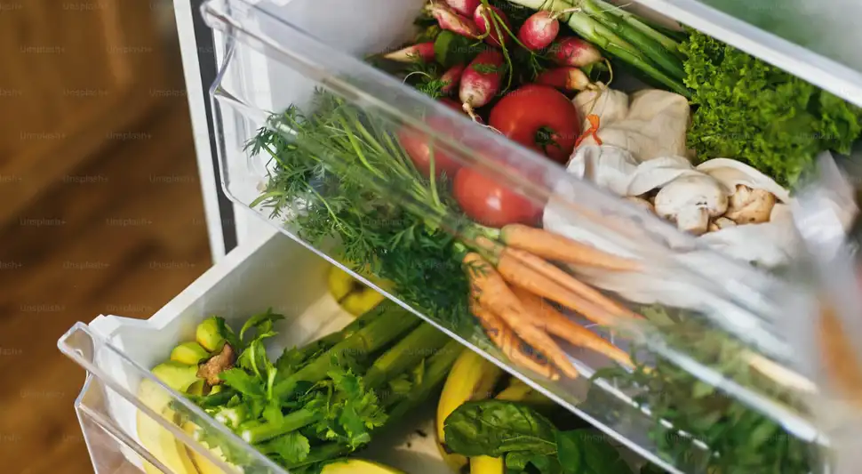 Recuerda evitar almacenar verduras mojadas y revisa con frecuencia para retirar las que ya estén dañadas. Este método es eficaz para lechugas, espinacas y zanahorias.