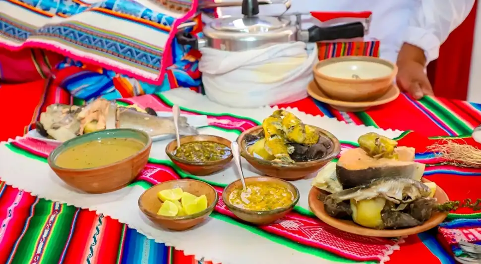 Entre las delicias destacan la trucha frita del Titicaca, el cancacho de cordero y el chicharrón de alpaca, reflejando la rica gastronomía puneña.