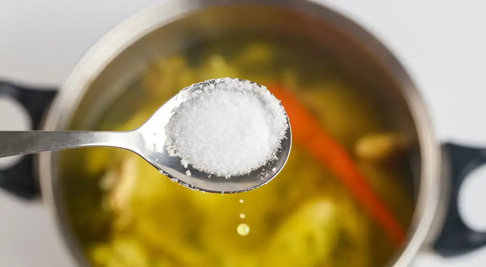 Lograr que un plato esté en su punto perfecto de sal es un reto para quienes inician en la cocina. La famosa "regla de 3" de los chefs puede ser la solución ideal. Foto: Envato