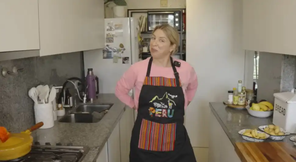 En un video publicado en Instagram y YouTube, Bertotti utiliza un delantal andino mientras cocinaba. Fuente: youtube.