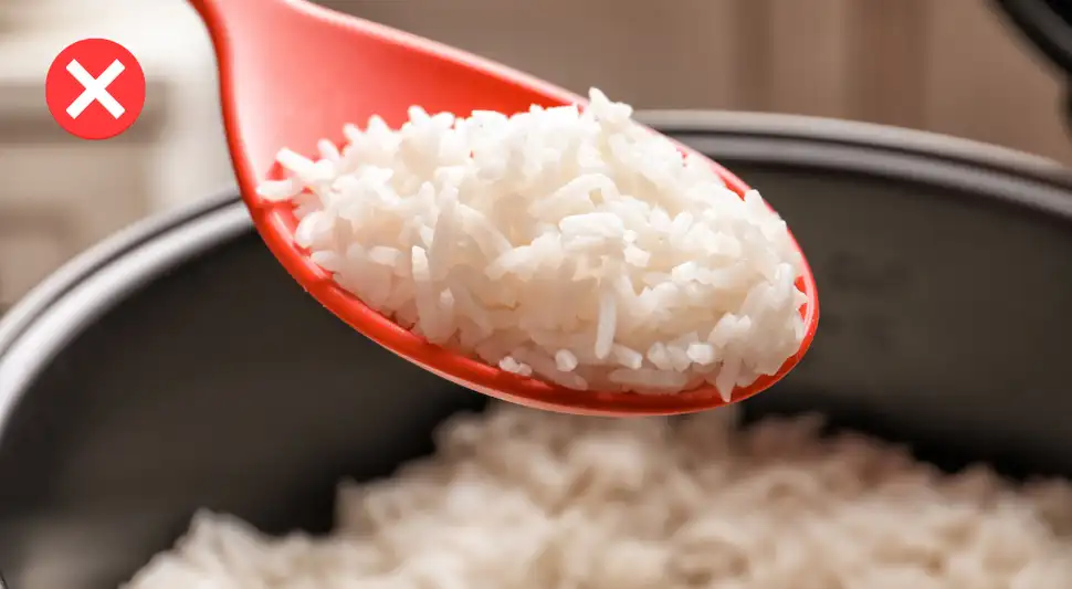 El arroz chaufa es una deliciosa receta que puede arruinarse si usas arroz recién hecho. Este error común hace que la mezcla se vuelva pegajosa y pastosa. Foto: Envato