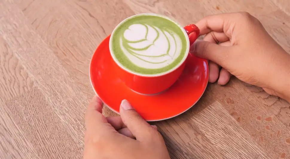 Aprende a preparar un matcha latte perfecto sin grumos siguiendo tres claves: tamizar el polvo, usar agua a 70-80°C y elegir la leche adecuada para equilibrar sabores. Foto: Envato