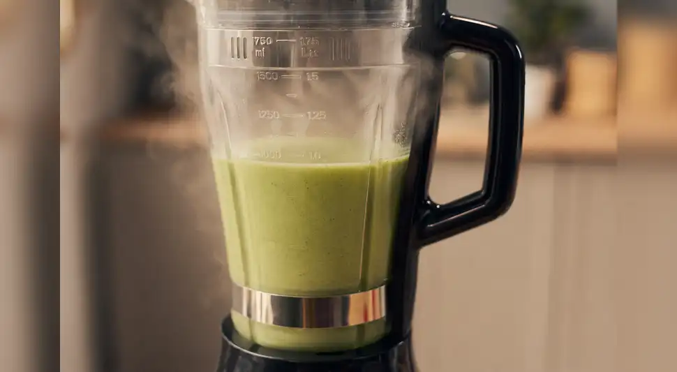 Licuar sopas calientes puede ser peligroso si no se toman precauciones. El vapor y la presión generada en la licuadora pueden provocar salpicaduras y quemaduras en la cocina. Foto: IA