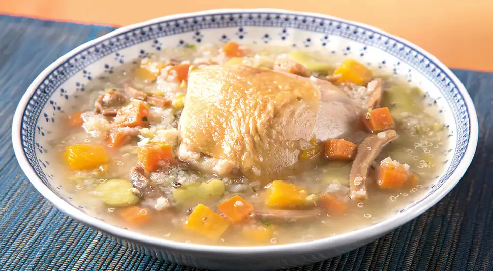 Sopa de quinua con pollo casera y deliciosa