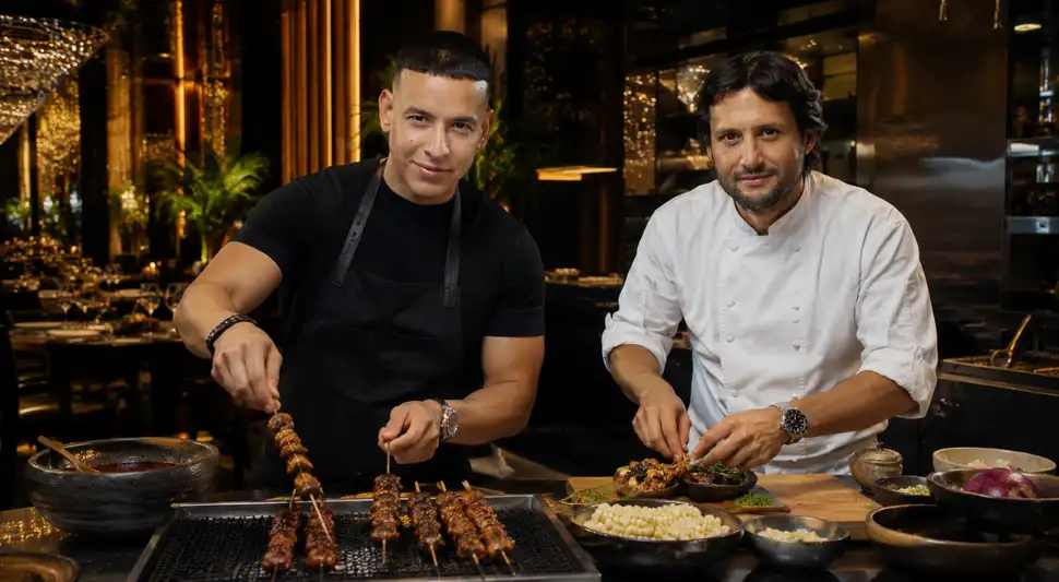 Daddy Yankee, amante de la cocina peruana, lidera este proyecto que busca elevar la gastronomía del Perú, conquistando tanto a neoyorquinos como a la comunidad latina. Foto: Buenazo/IA Daddy Yankee, amante de la cocina peruana, lidera este proyecto que busca elevar la gastronomía del Perú, conquistando tanto a neoyorquinos como a la comunidad latina. Foto: Buenazo/IA