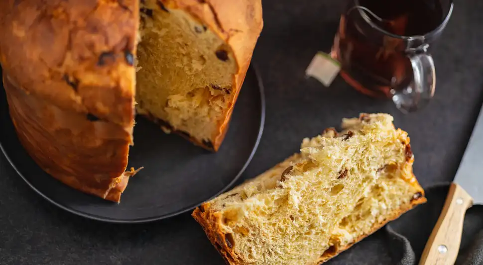El panetón se convierte en protagonista de las Fiestas Patrias en Perú, trascendiendo su origen milanés para ser símbolo de reunión familiar y tradición en invierno. Foto: Envato