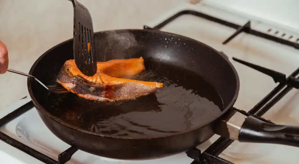 Las sartenes antiadherentes tienen una vida útil prolongada si evitas errores comunes al cocinarlas y limpiarlas. Foto: Envato Las sartenes antiadherentes tienen una vida útil prolongada si evitas errores comunes al cocinarlas y limpiarlas. Foto: Envato