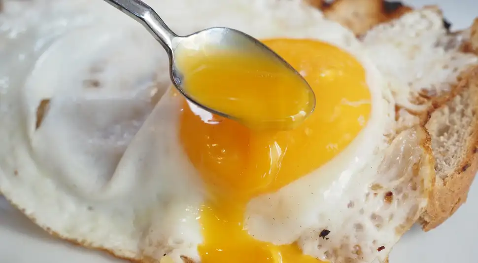 El debate sobre el colesterol en el huevo evoluciona: investigaciones recientes sugieren que el impacto depende más de la dieta general que del propio alimento. Foto: Envato