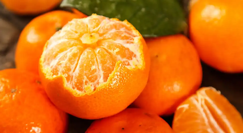 El peso, la firmeza y el estado de la cáscara son claves para reconocer una mandarina jugosa y fresca. Foto: Envato El peso, la firmeza y el estado de la cáscara son claves para reconocer una mandarina jugosa y fresca. Foto: Envato