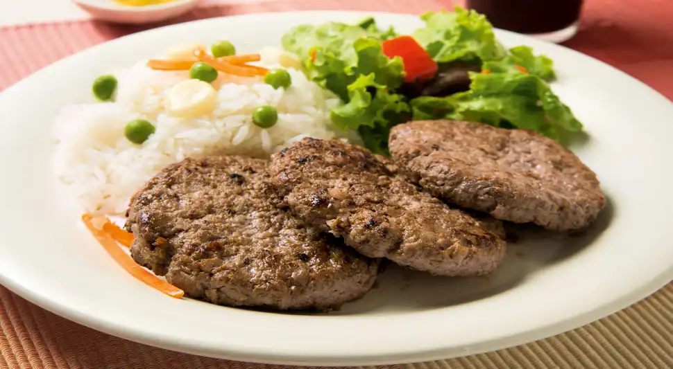Hamburguesas de carne caseras con manzana rallada fácil