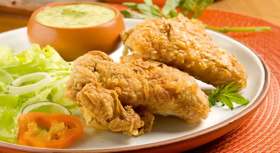 Alitas de pollo broaster con salsa de huacatay