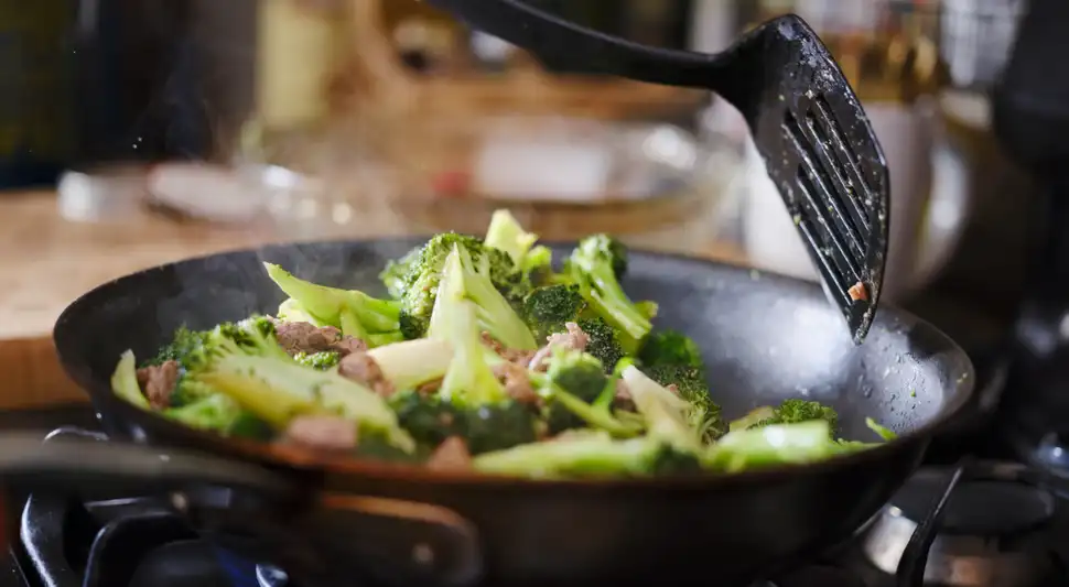 Cortar las verduras del mismo tamaño permite que todas alcancen el punto de cocción adecuado. Foto: Envato