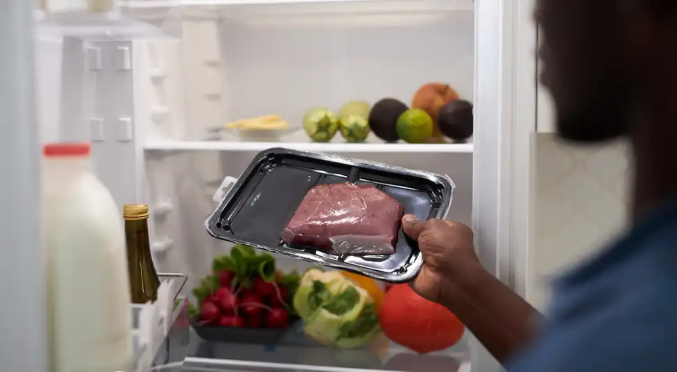 Los cambios de temperatura pueden afectar la frescura de ciertos alimentos almacenados en la puerta. Foto: Envato Los cambios de temperatura pueden afectar la frescura de ciertos alimentos almacenados en la puerta. Foto: Envato