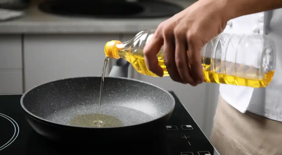 Reciclar el aceite usado protege el medio ambiente y la vida marina. Un solo litro de este residuo puede contaminar hasta 1,000 litros de agua, haciendo esencial su correcta gestión y recolección. Foto: Envato