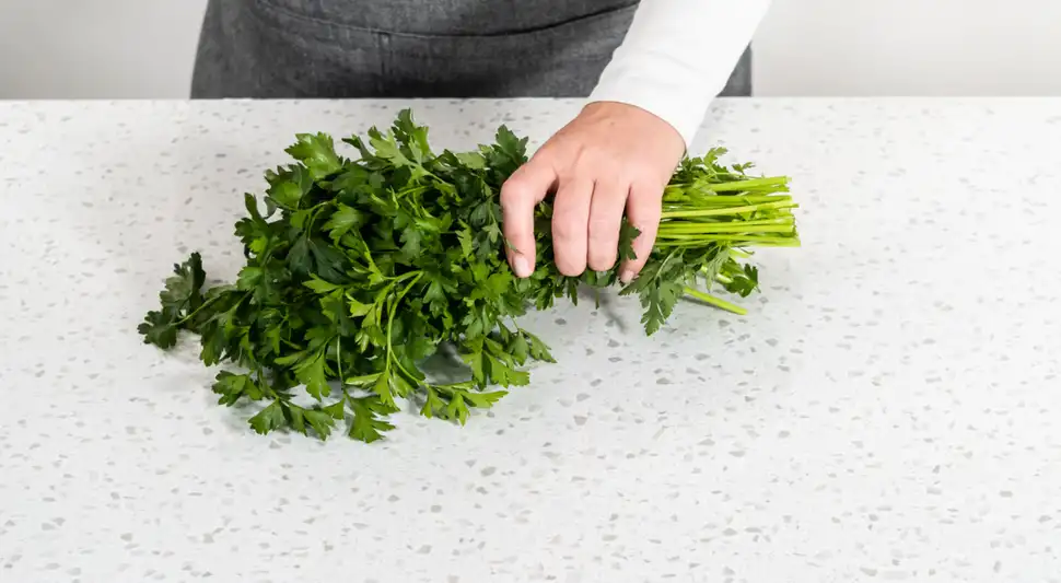 El perejil fresco se marchita rápidamente, pero el influencer Pisu Cocina explica cómo deshidratarlo y conservarlo como condimento seco por más de cuatro meses. Foto: Envato El perejil fresco se marchita rápidamente, pero el influencer Pisu Cocina explica cómo deshidratarlo y conservarlo como condimento seco por más de cuatro meses. Foto: Envato
