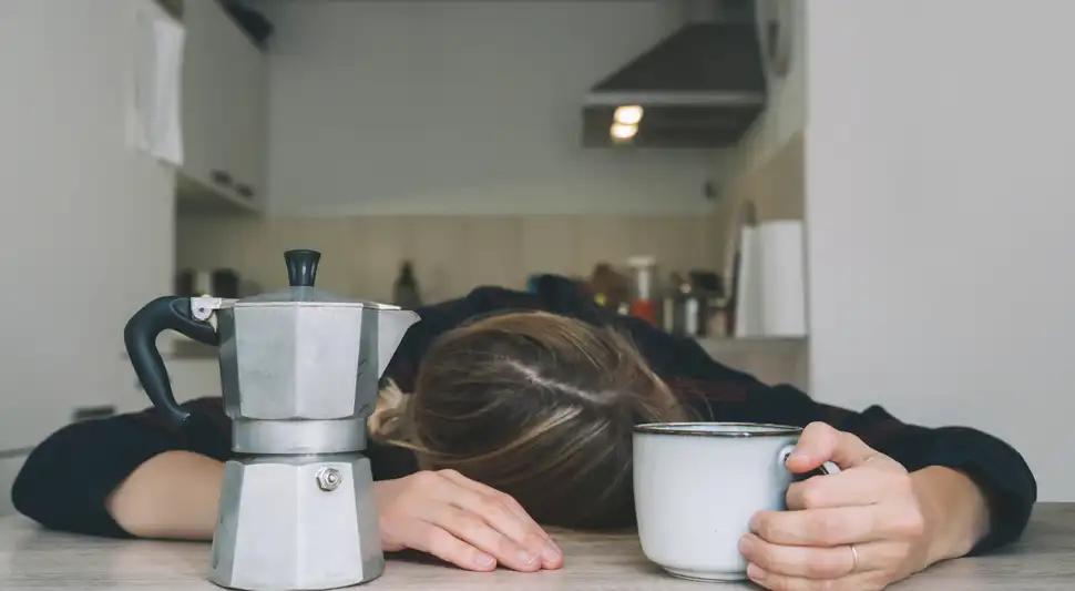 La cafeína bloquea la adenosina en el cerebro y puede afectar el sueño y su calidad. Foto: Envato