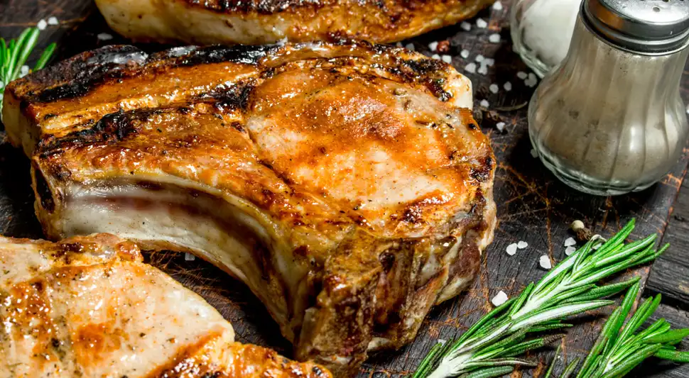 Las chuletas de cerdo recuerdan que el corte y el grosor influyen al cocinar carnes a la sartén. Foto: Envato Las chuletas de cerdo recuerdan que el corte y el grosor influyen al cocinar carnes a la sartén. Foto: Envato