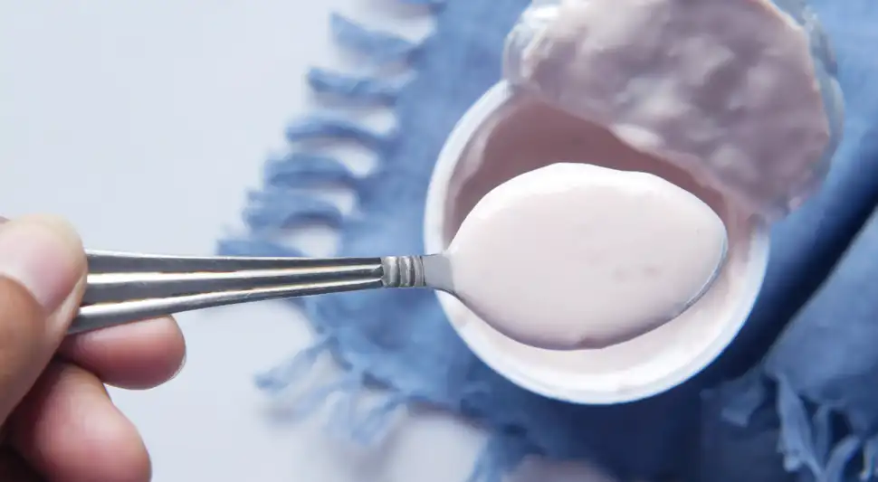 Conoce qué revisar en los distintos tipos de yogur para reconocer señales de deterioro. Foto: Shutterstock Conoce qué revisar en los distintos tipos de yogur para reconocer señales de deterioro. Foto: Shutterstock