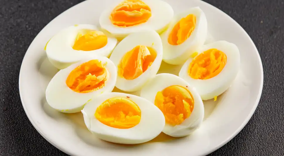 Controlar el tiempo de cocción y enfriar los huevos ayuda a obtener una yema firme y facilita retirar la cáscara. Foto: Envato