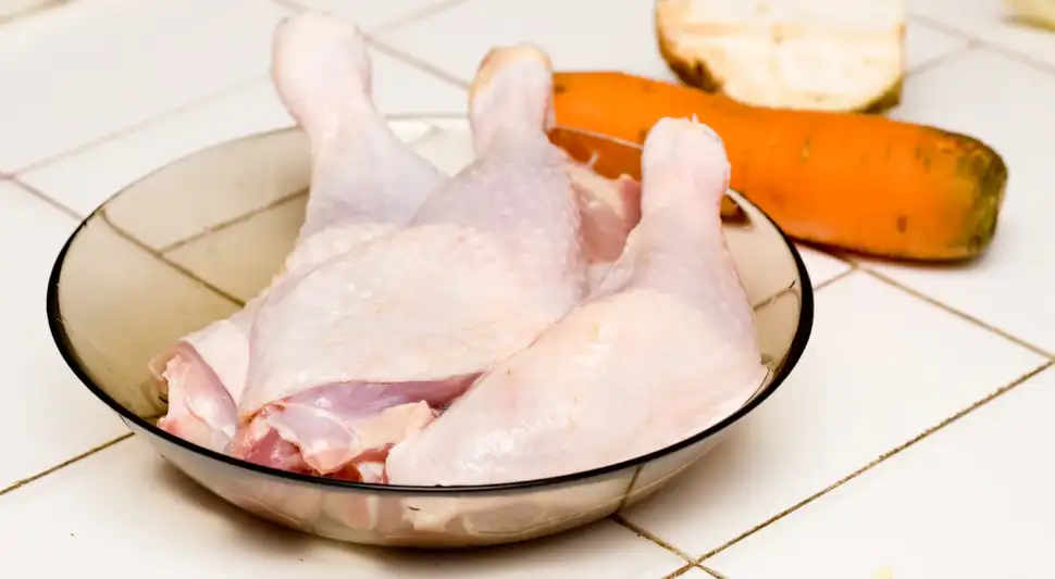 El pollo crudo puede deteriorarse; revisa su olor, color y textura antes de cocinarlo. Foto: Envato