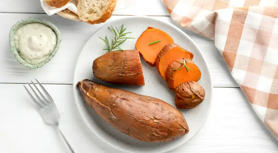 camoteEl tamaño y el corte del camote ayudan a elegir entre horno y agua y a calcular cuánto tiempo necesita para quedar tierno. Foto: Envato