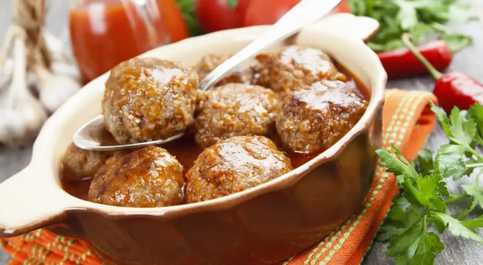 Preparar albóndigas puede ser rápido y limpio gracias a un truco que se ha vuelto popular en redes. Una tiktoker comparte un método sin usar las manos y solo con un vaso y harina. Foto: Envato
